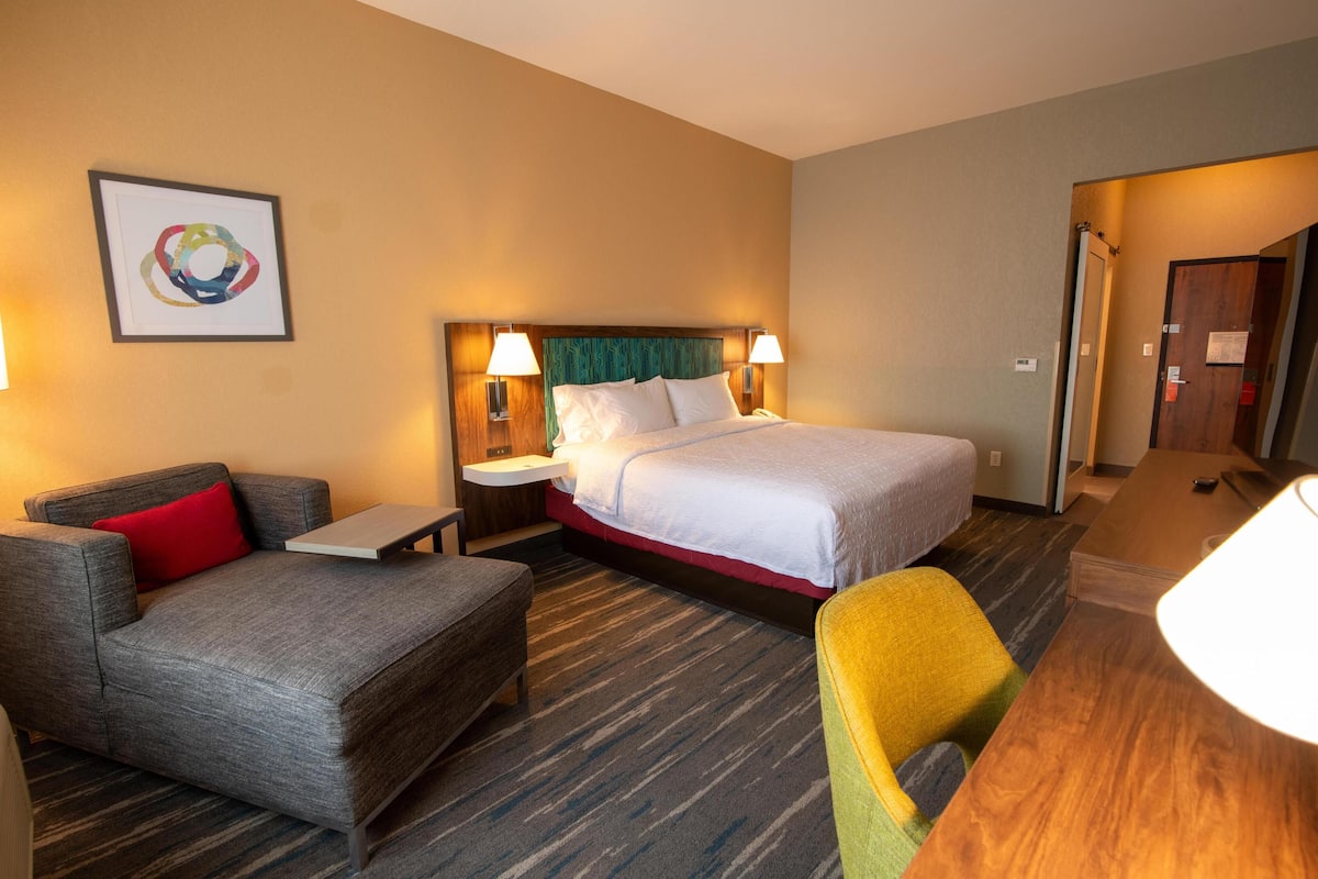 Standardzimmer, 1 King-Bett, Nichtraucher | Wohnbereich | 32-Zoll-Flachbildfernseher mit Kabelempfang, Fernseher