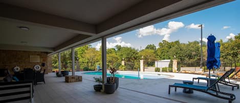 Piscine extérieure, chaises longues