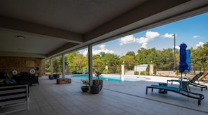 Outdoor pool, open 7 AM to 11 PM, sun loungers - Hampton Inn and Suites College Station (College Station)