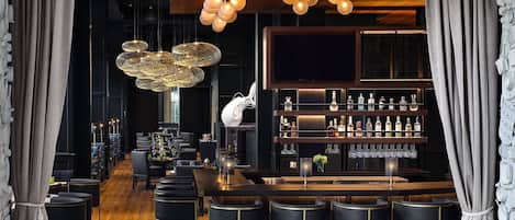 Breakfast, lunch, dinner served; Italian cuisine