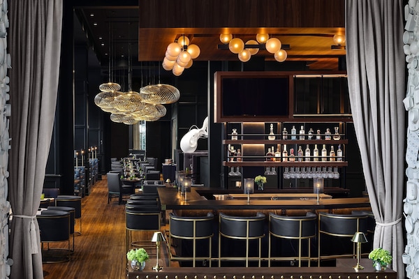 Breakfast, lunch, dinner served; Italian cuisine