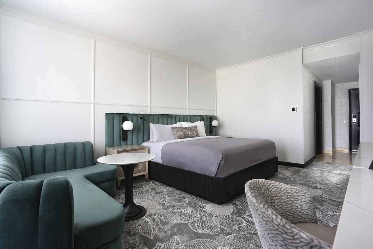1 bedroom, Egyptian cotton sheets, premium bedding, down comforters