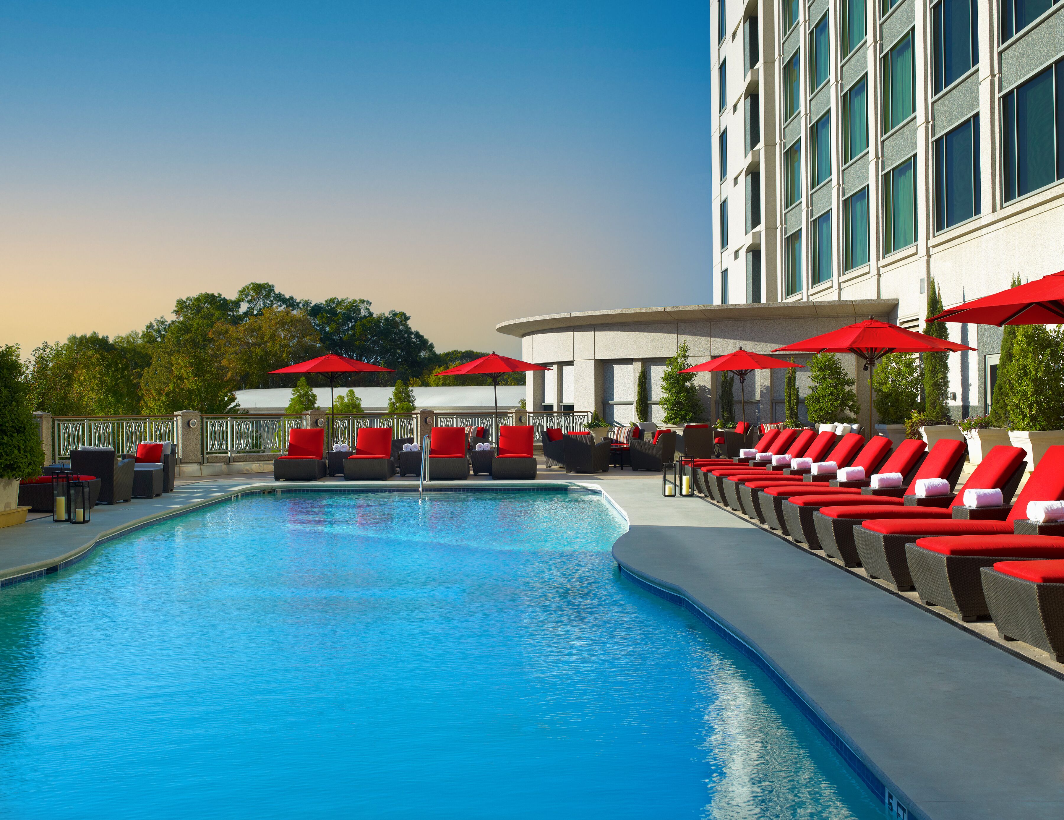 Ulkouima-allas avoinna 7.00–21.00, aurinkovarjoja, aurinkotuoleja