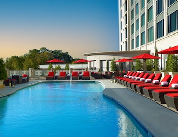 Outdoor pool, open 7:00 AM to 9:00 PM, pool umbrellas, sun loungers at InterContinental Buckhead Atlanta by IHG