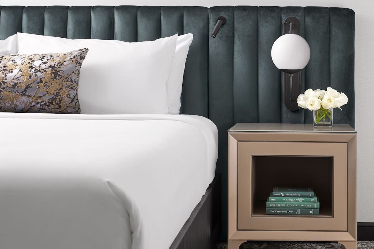 1 bedroom, Egyptian cotton sheets, premium bedding, down comforters