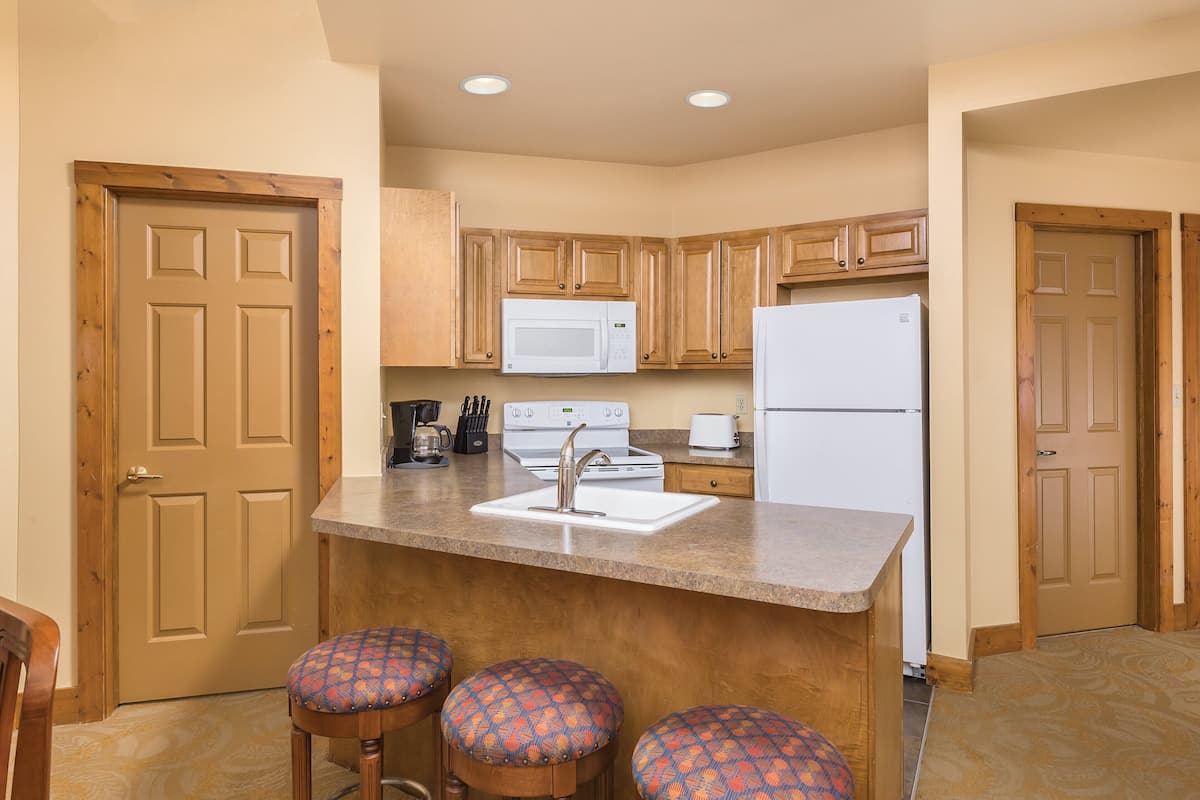 fridge, microwave, coffee/tea maker, cookware/dishes/utensils