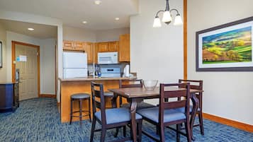 Standard Room, 2 Bedrooms, Non Smoking, Kitchen | Dining room