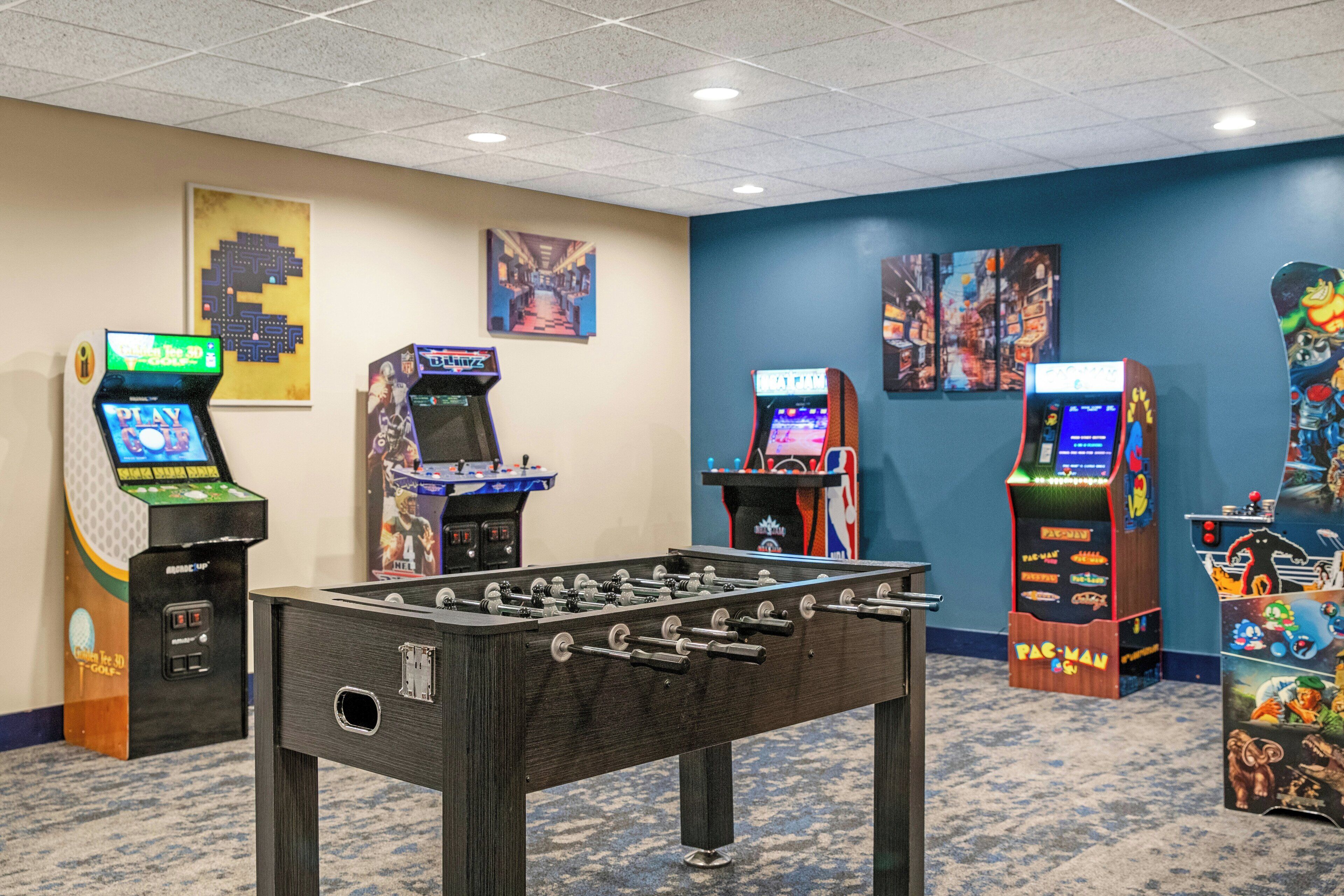 Huoneessa on pöytäjalkapallopeli, kaksi peliautomaattia ja Pac-Man-peli.