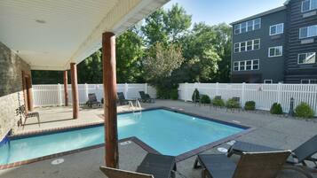 Een binnenzwembad, een buitenzwembad, ligstoelen bij het zwembad