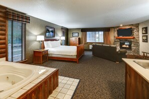 Suite superior, 1 llit de matrimoni gran i sofà llit, banyera d'hidromassatge | Escriptori, planxa i posts de planxar, wifi gratuïta i roba de llit 