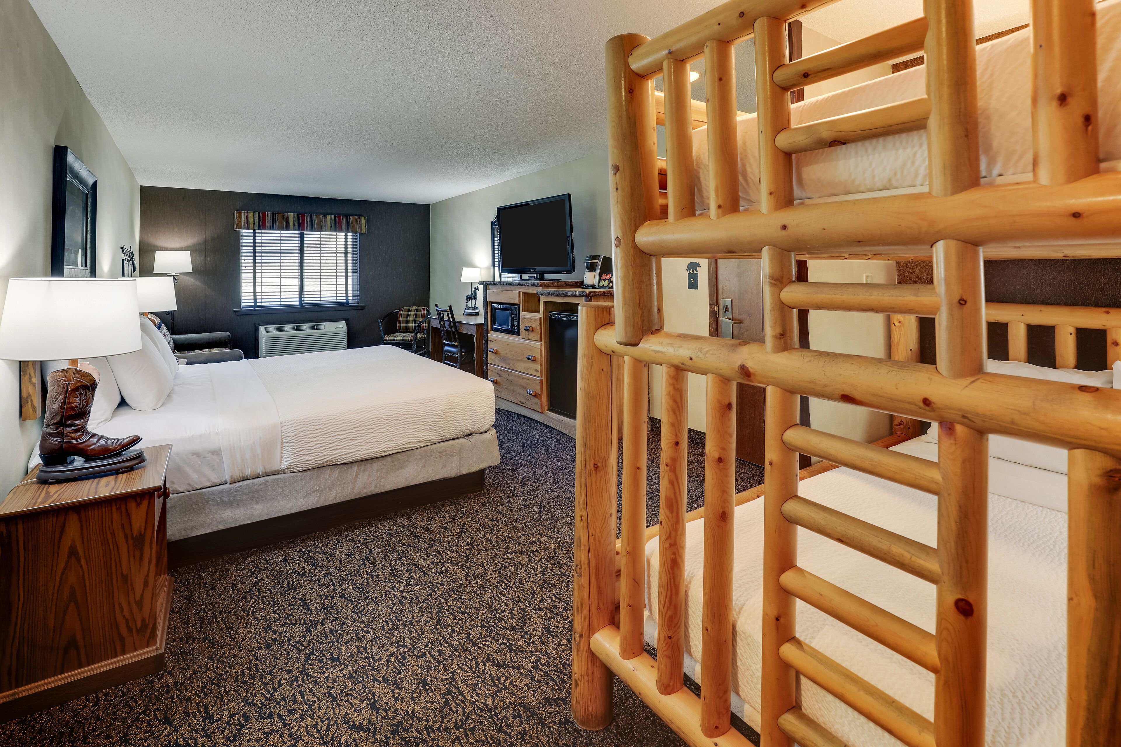 family suite | desk, iron/ironing board, free wifi, bed sheets