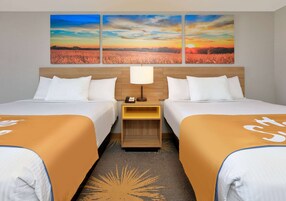 Escritorio, tabla de planchar con plancha, wifi gratis y ropa de cama