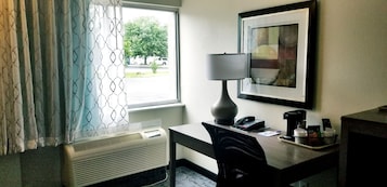 Escritorio, espacio para trabajar con laptop y cortinas blackout