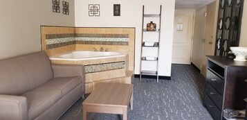 Escritorio, espacio para trabajar con laptop y cortinas blackout 