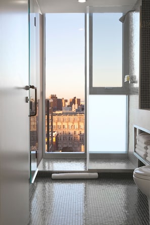 Douche, articles de toilette de luxe, sèche-cheveux, serviettes fournies