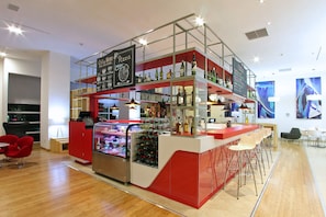 Serveert ontbijt, lunch en diner