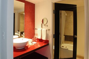 シャワー付き浴槽、深めの浴槽、環境にやさしいバスアメニティ、ヘアドライヤー