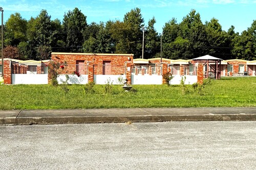 OYO Hickory House Inn