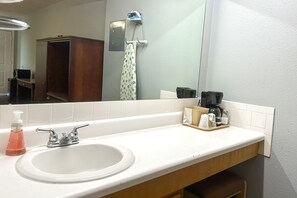 バスアメニティ (無料)、ヘアドライヤー、タオル