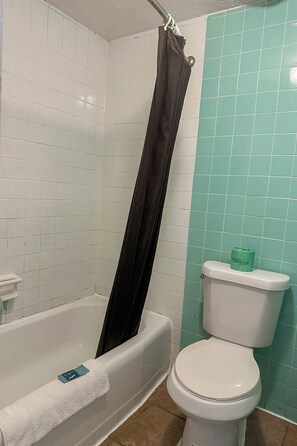 Habitación, 2 camas Queen size, para no fumadores | Baño | Amenidades de baño gratuitas, secadora de cabello, toallas