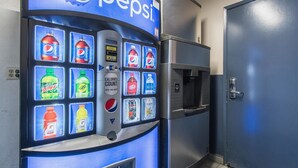 Máquina expendedora con el logotipo de Pepsi, que ofrece diversas bebidas como Mountain Dew, Gatorade y Fanta.