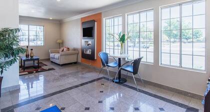 Motel 6 Kingsburg, CA