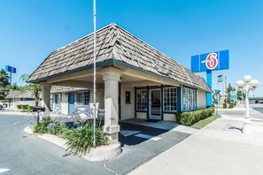 Front of property - Motel 6 Kingsburg, CA (Kingsburg)