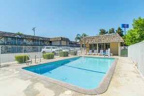 Pool - Motel 6 Kingsburg, CA (Kingsburg)