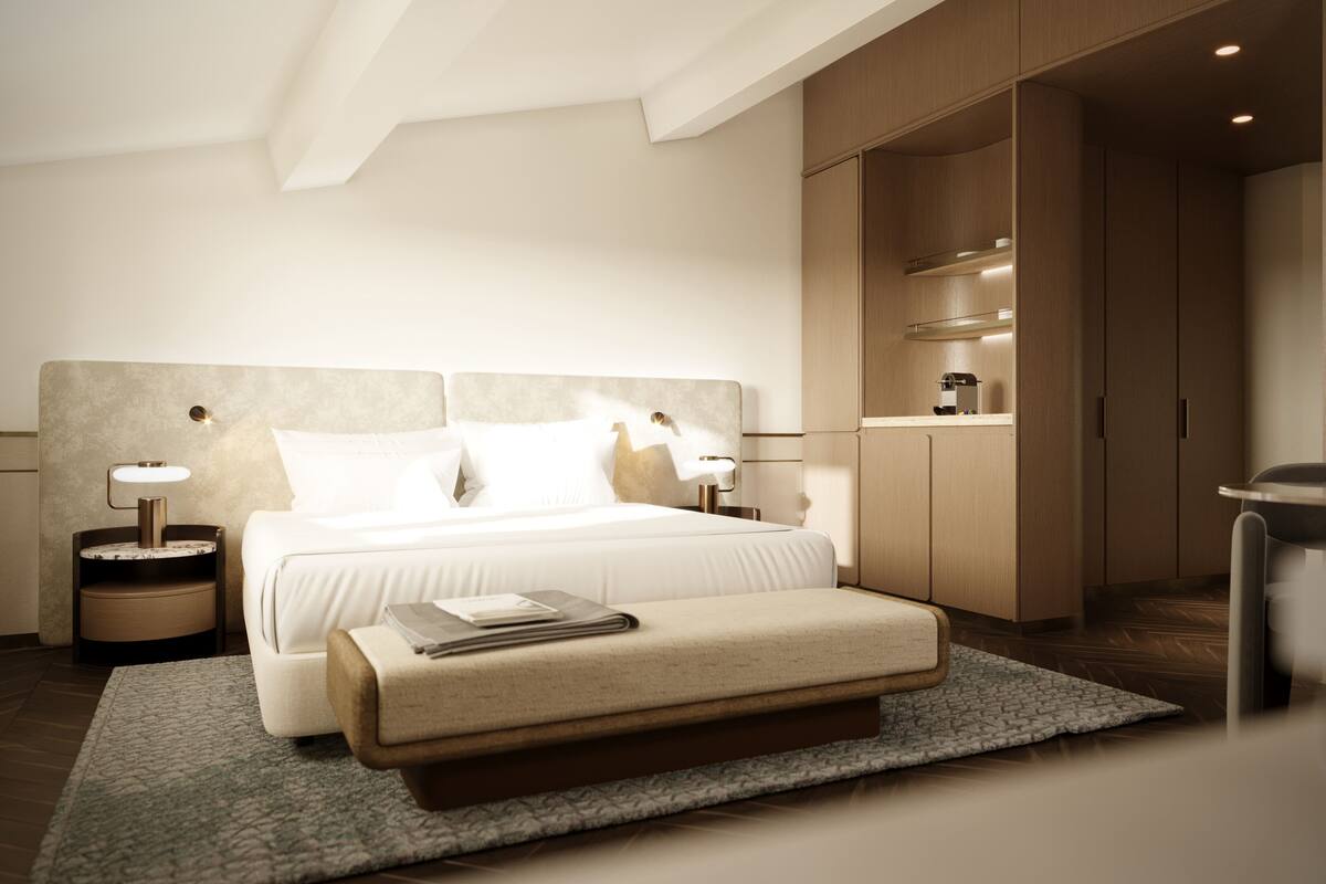 Une chambre moderne avec un grand lit, des tables de chevet, une commode, un banc et des armoires encastrées.