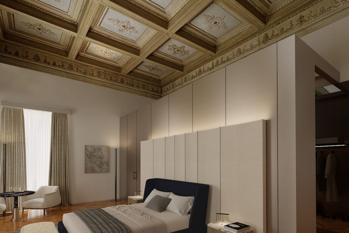 Une chambre moderne avec un grand lit, un parquet en bois disposé en chevrons, un plafond orné de motifs complexes et une grande fenêtre avec des rideaux.