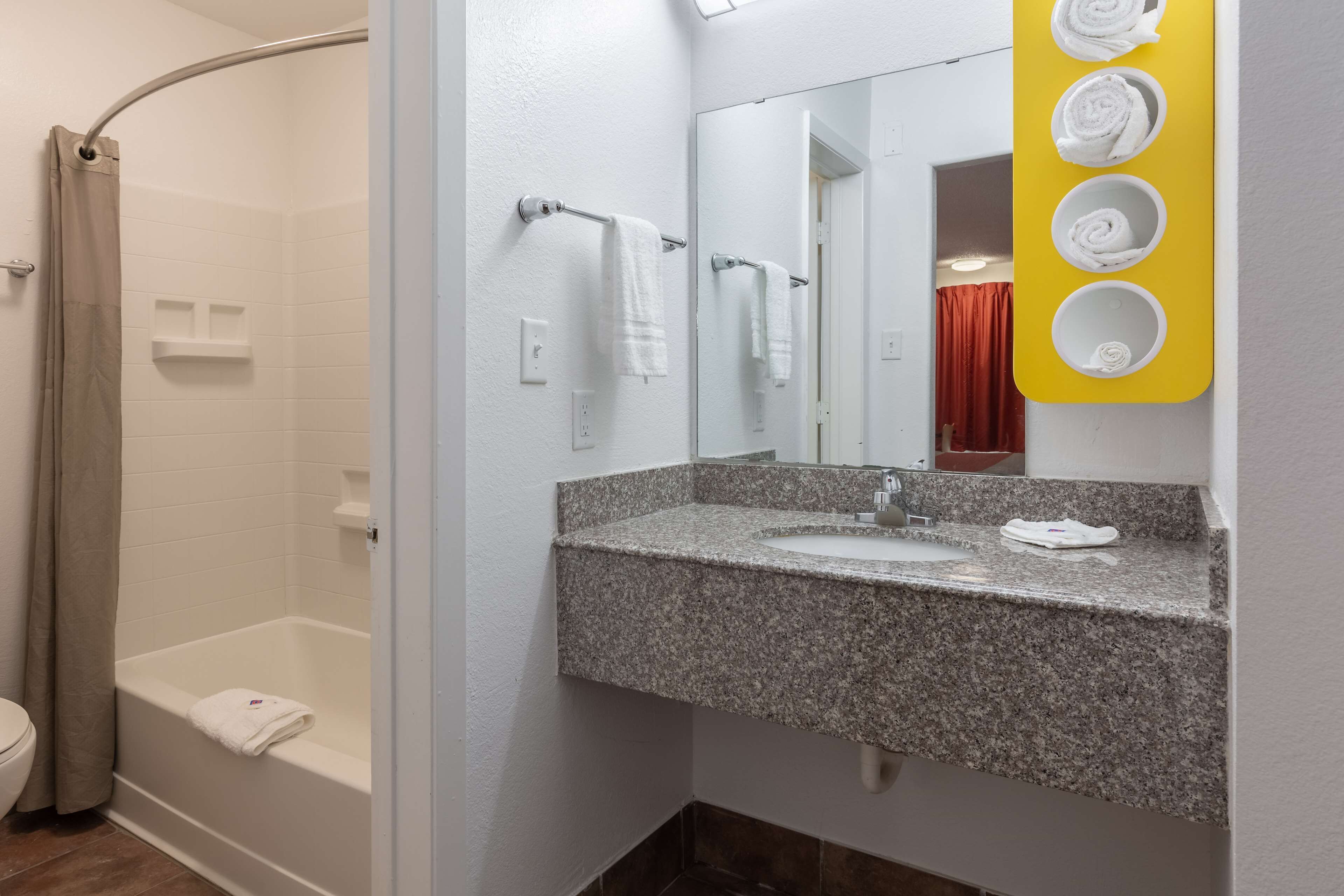 Tina con regadera, amenidades de baño gratuitas, secadora de cabello 
