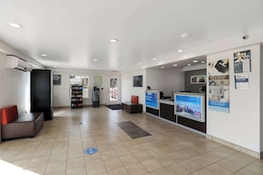 Lobby - Motel 6 Bryan, TX - University Area (Bryan)