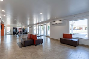 Lobby sitting area - Motel 6 Bryan, TX - University Area (Bryan)