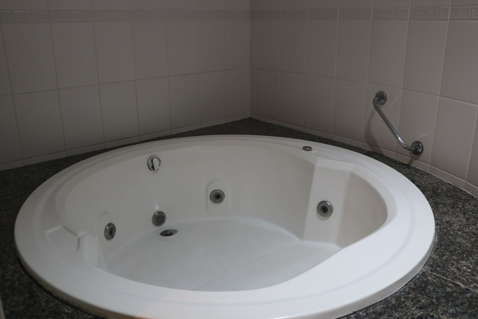 suite | deep-soaking bathtub