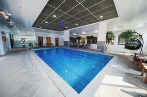 Una piscina cubierta (de 08:00 a 20:00), tumbonas