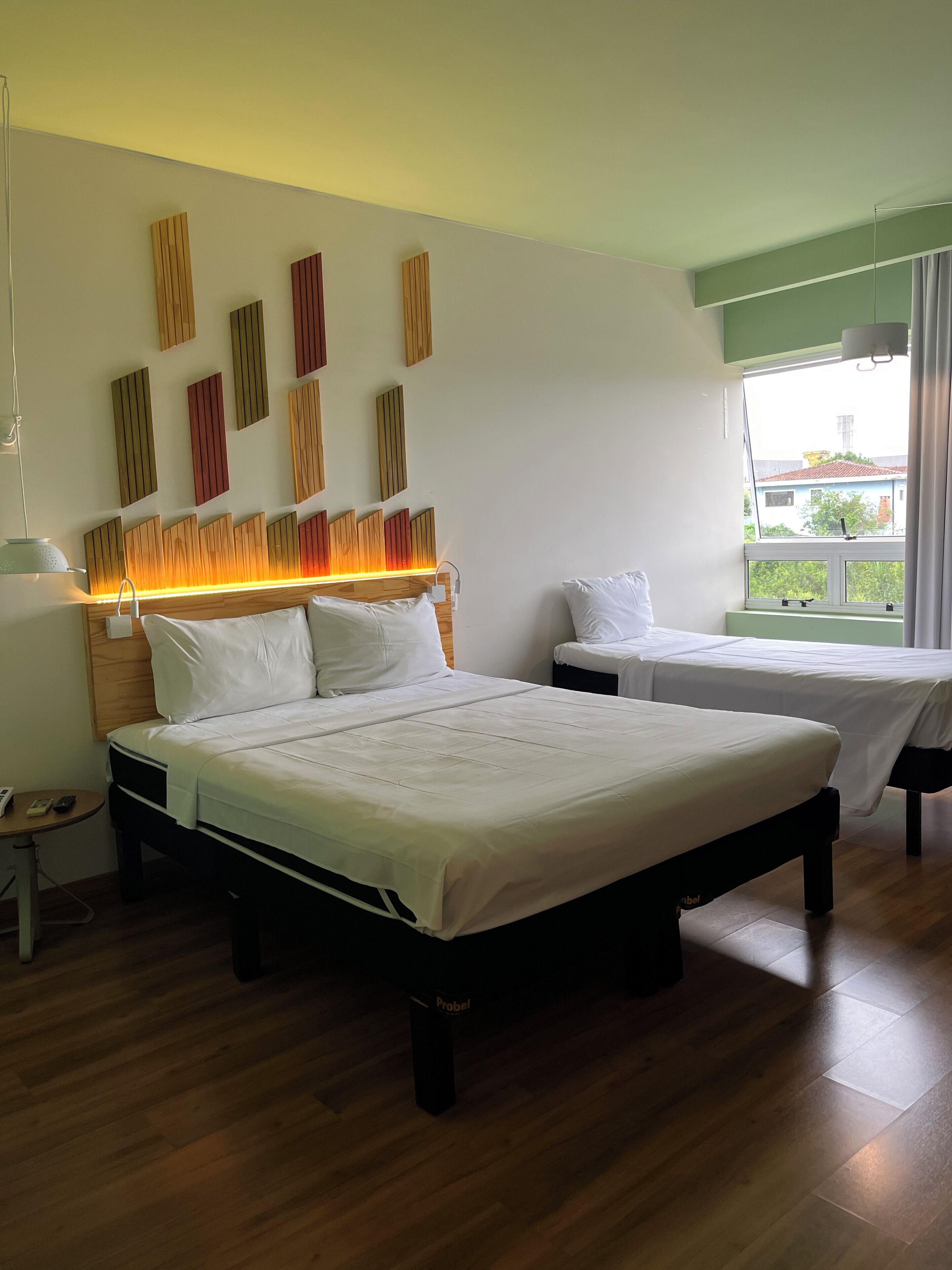 Habitación doble estándar, varias camas | Ropa de cama hipoalergénica y minibar 