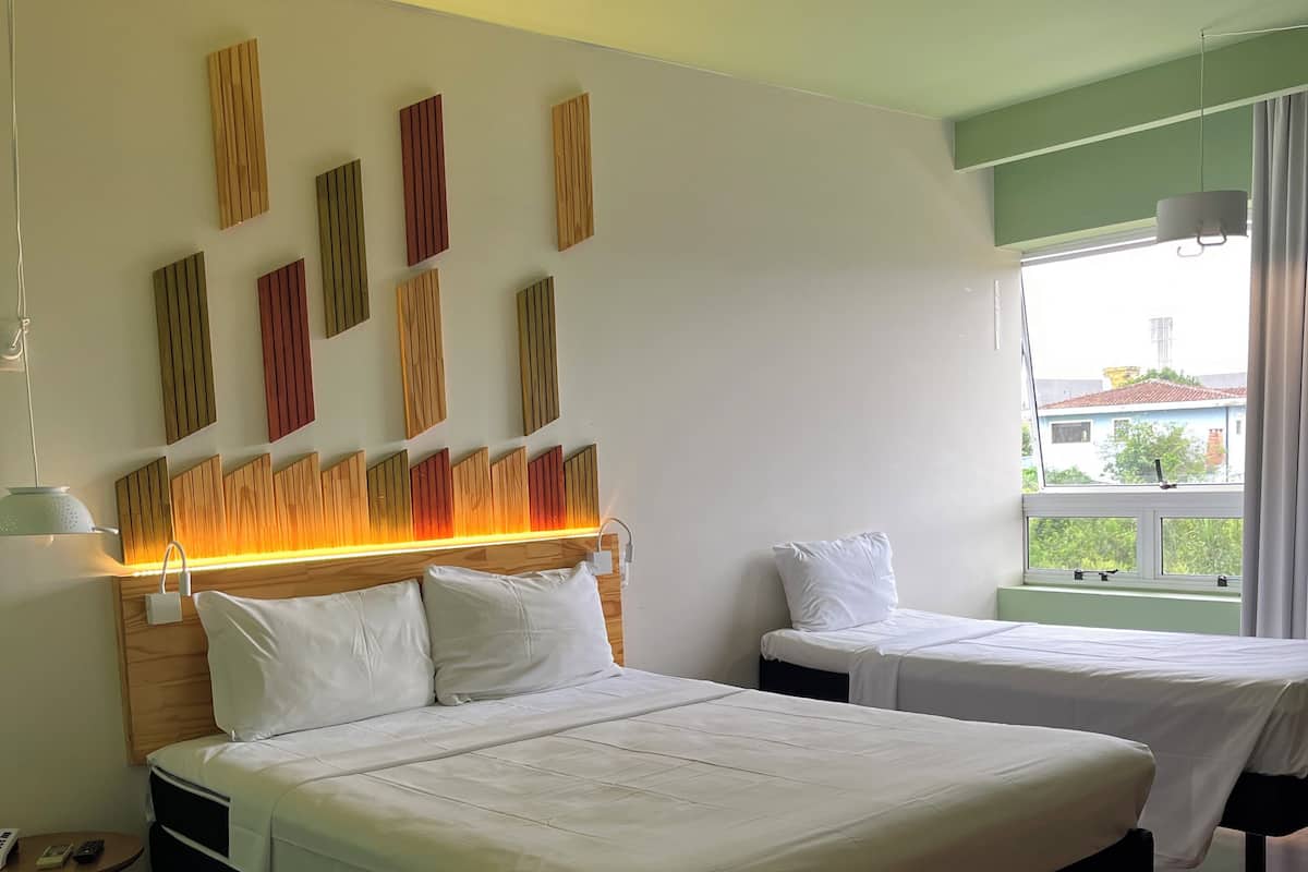 Habitación doble estándar, varias camas | Ropa de cama hipoalergénica y minibar