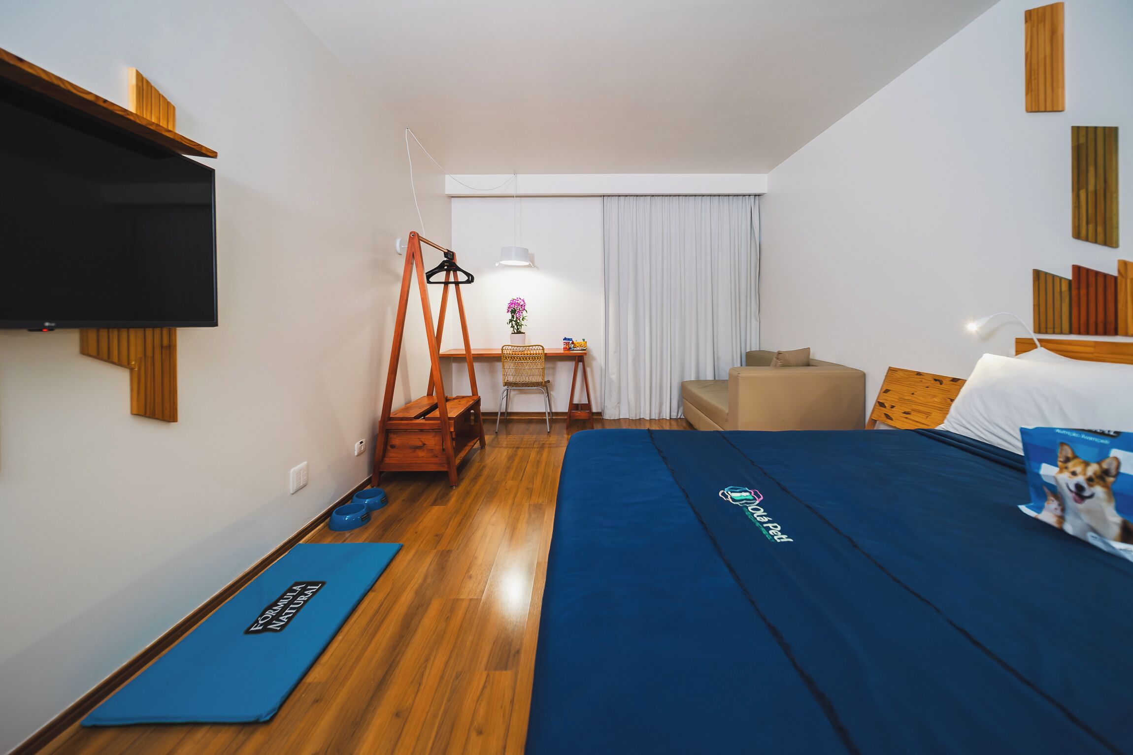 Standard Uma Cama Casal | Roupas de cama antialérgicas, frigobar, cofres nos quartos