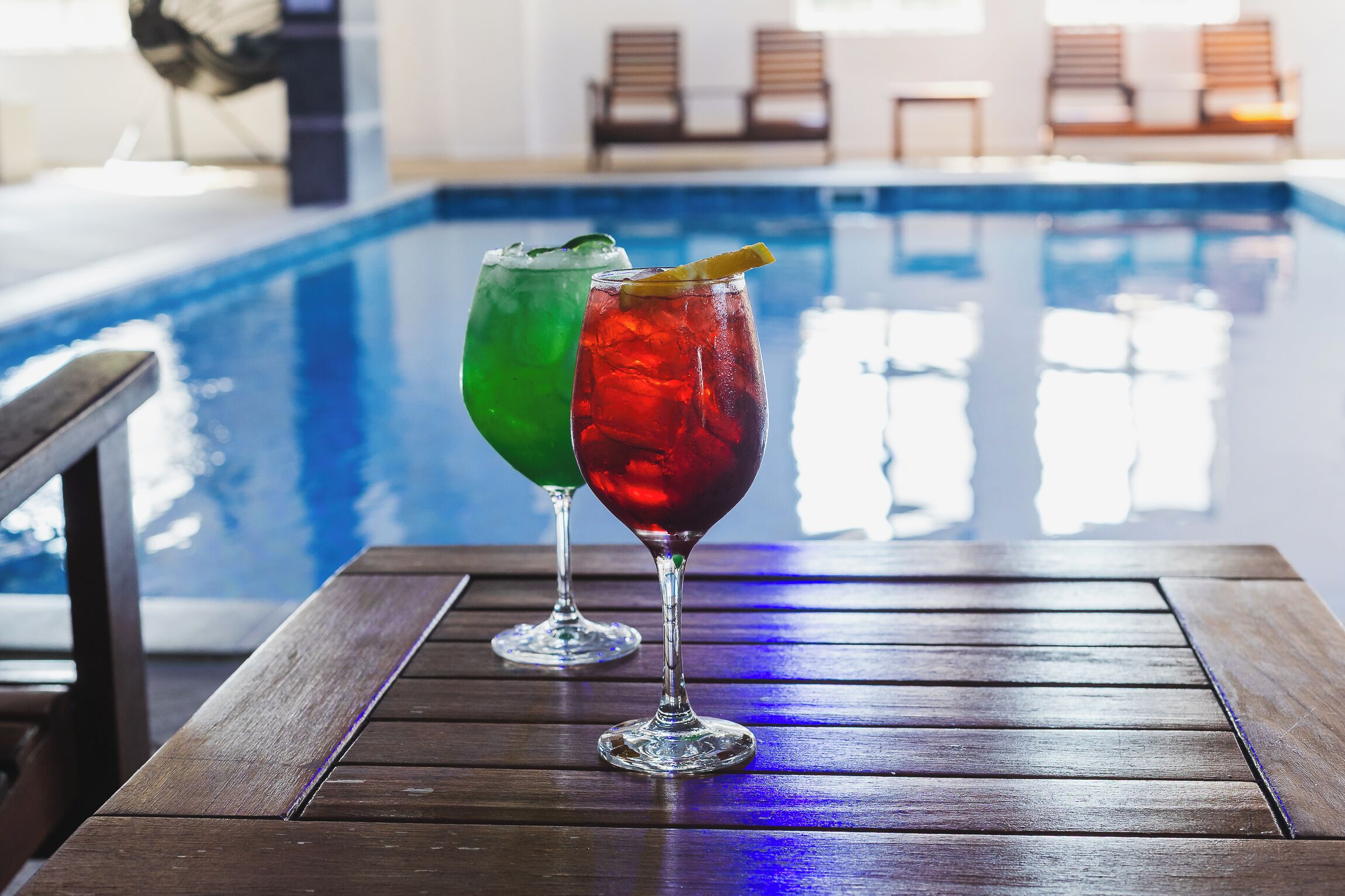 屋内プール、営業時間 8:00 ～ 20:00、サンラウンジャー