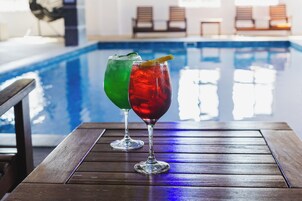 Una piscina cubierta (de 08:00 a 20:00), tumbonas