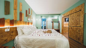 Suite | Hypo-allergenic bedding, minibar, in-room safe, individually decorated