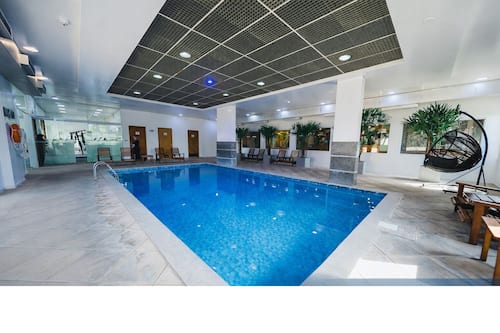Piscina interna, funciona das 8h às 20h, espreguiçadeiras