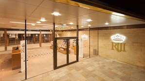 A modern interior with a glass storefront and a sign reading "DYNASTY DEATH AND DISCOVERY". - Holiday Inn Express Leicester - City by IHG (Leicester)