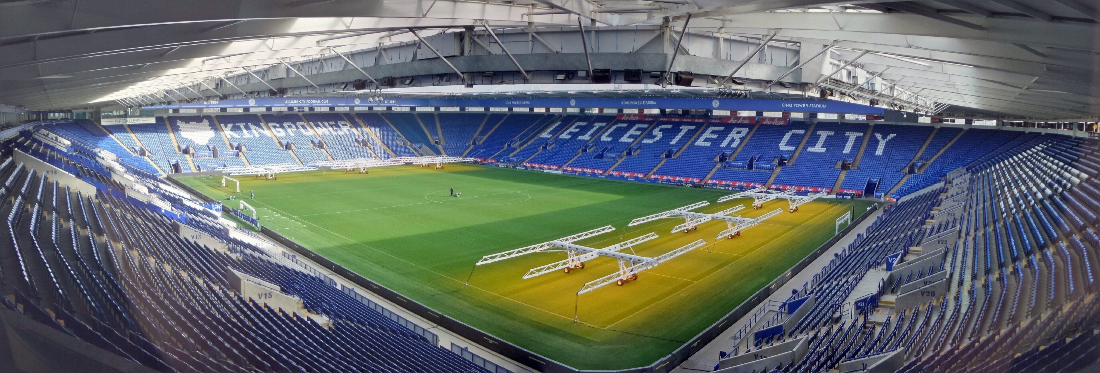 Un stade doté de plusieurs niveaux de gradins, d’un terrain central et portant l’inscription « LEICESTER CITY » sur les tribunes.