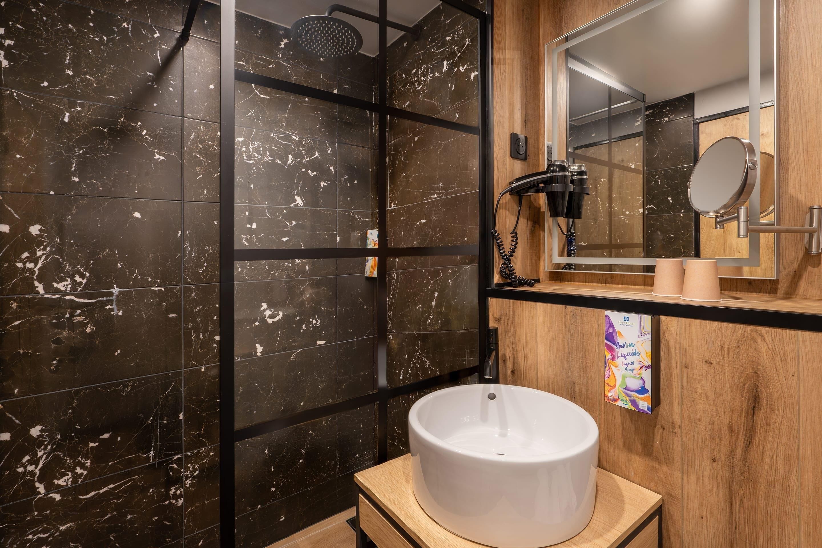 Rom – standard, 1 queensize-seng, ikke-røyk (Shower Only) | Bad | Toalettartikler (inkludert), hårføner og håndklær