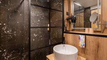 Rom – standard, 1 queensize-seng, ikke-røyk (Shower Only) | Bad | Toalettartikler (inkludert), hårføner og håndklær