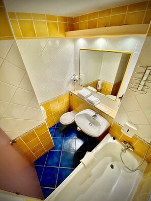 Quarto duplo standard | Banheiro | Produtos de toalete grátis, secador de cabelo, toalhas de banho
