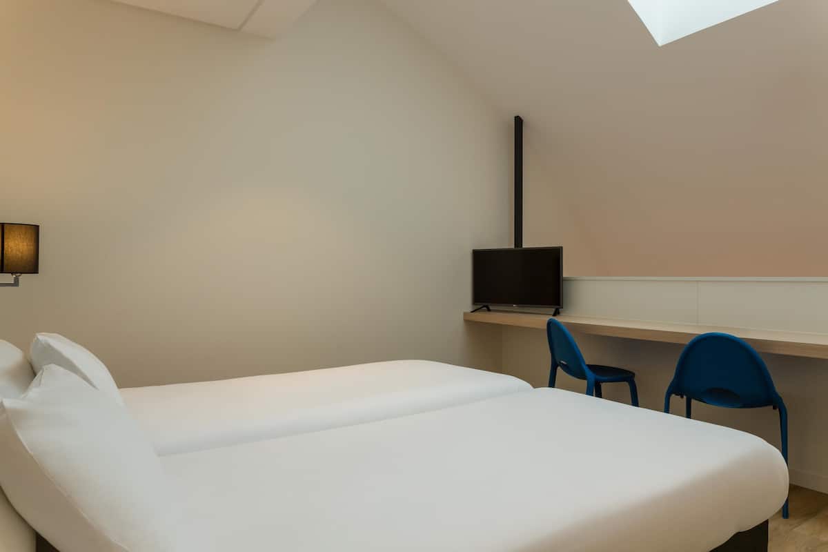 Familierom, flere senger, ikke-røyk, mellometasje | Individuelt innredet, skrivebord, blendingsgardiner og lydisolert