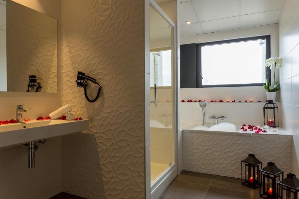 separate bathtub and shower, free toiletries, hair dryer, towels