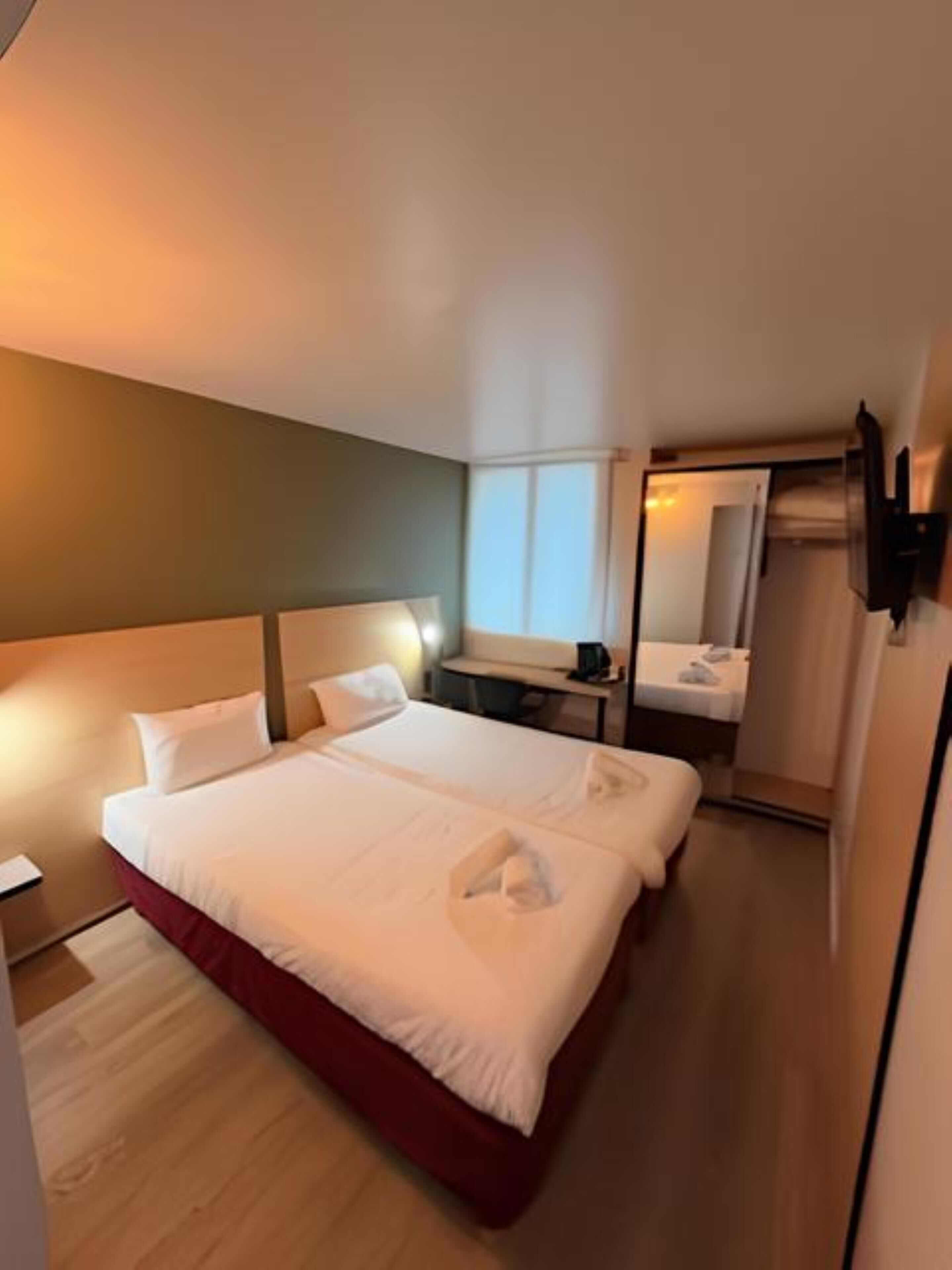 Rom – standard, 2 enkeltsenger, ikke-røyk, badekar | Individuelt innredet, skrivebord, blendingsgardiner og lydisolert